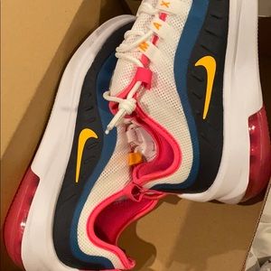 Wmns Nike air max axis
